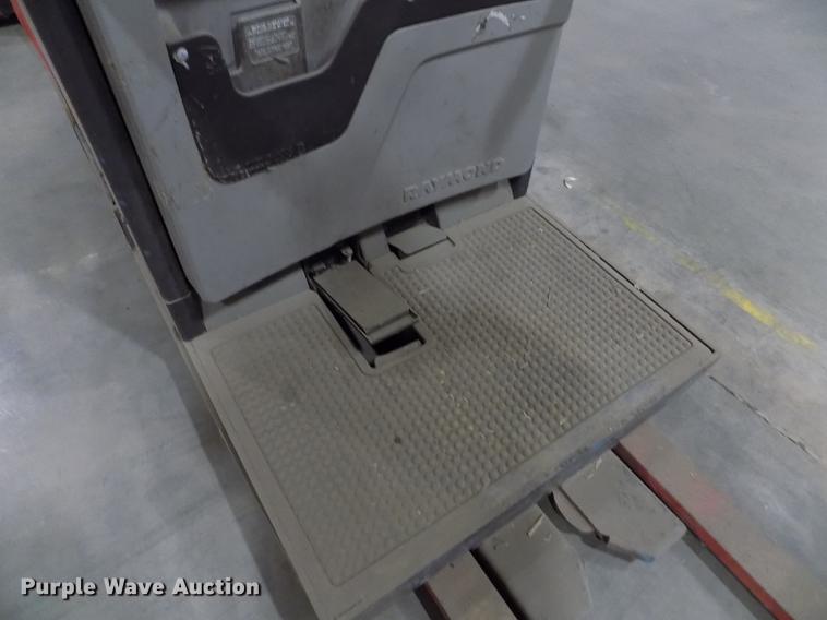 image for item DB9000 Raymond EASi-0PC30TT pallet jack