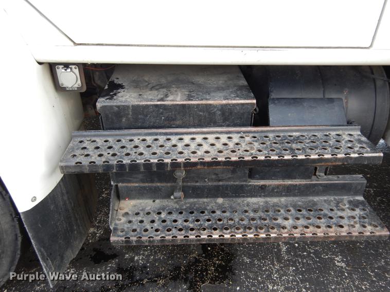 image for item DC8732 1998 International 4700 bucket truck