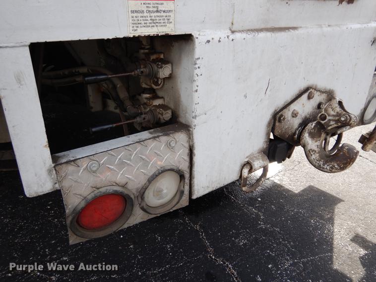 image for item DC8732 1998 International 4700 bucket truck