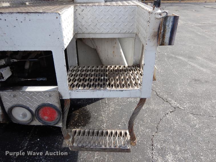 image for item DC8732 1998 International 4700 bucket truck