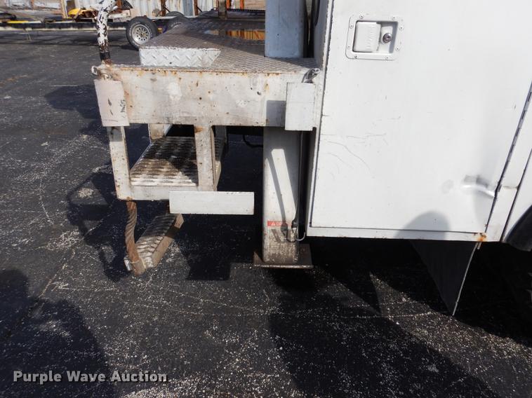 image for item DC8732 1998 International 4700 bucket truck