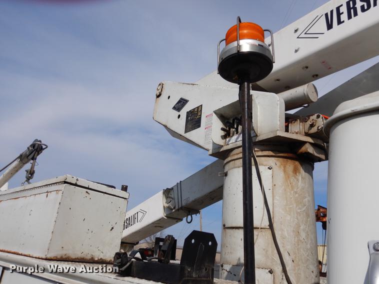 image for item DC8732 1998 International 4700 bucket truck