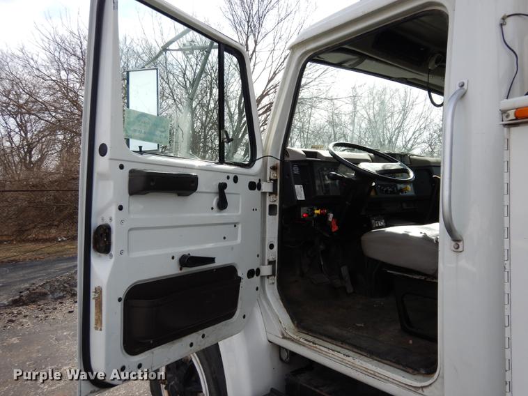 image for item DC8732 1998 International 4700 bucket truck