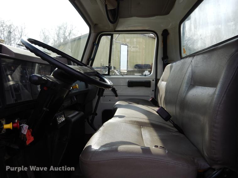 image for item DC8732 1998 International 4700 bucket truck