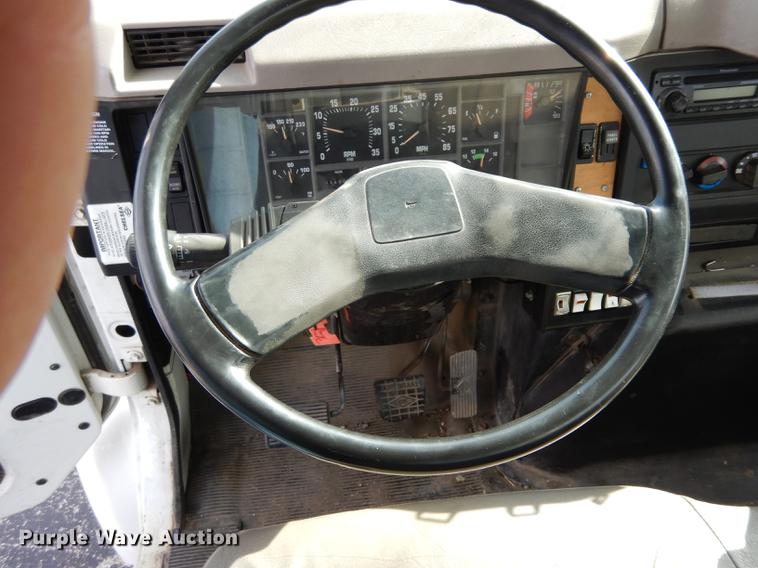 image for item DC8732 1998 International 4700 bucket truck