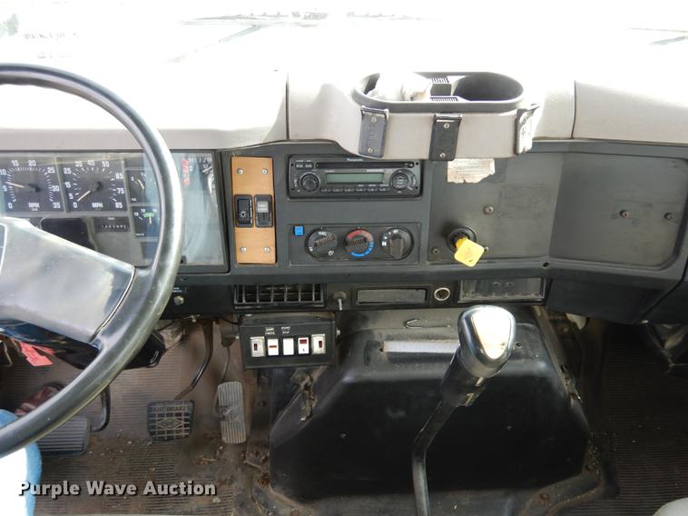 image for item DC8732 1998 International 4700 bucket truck