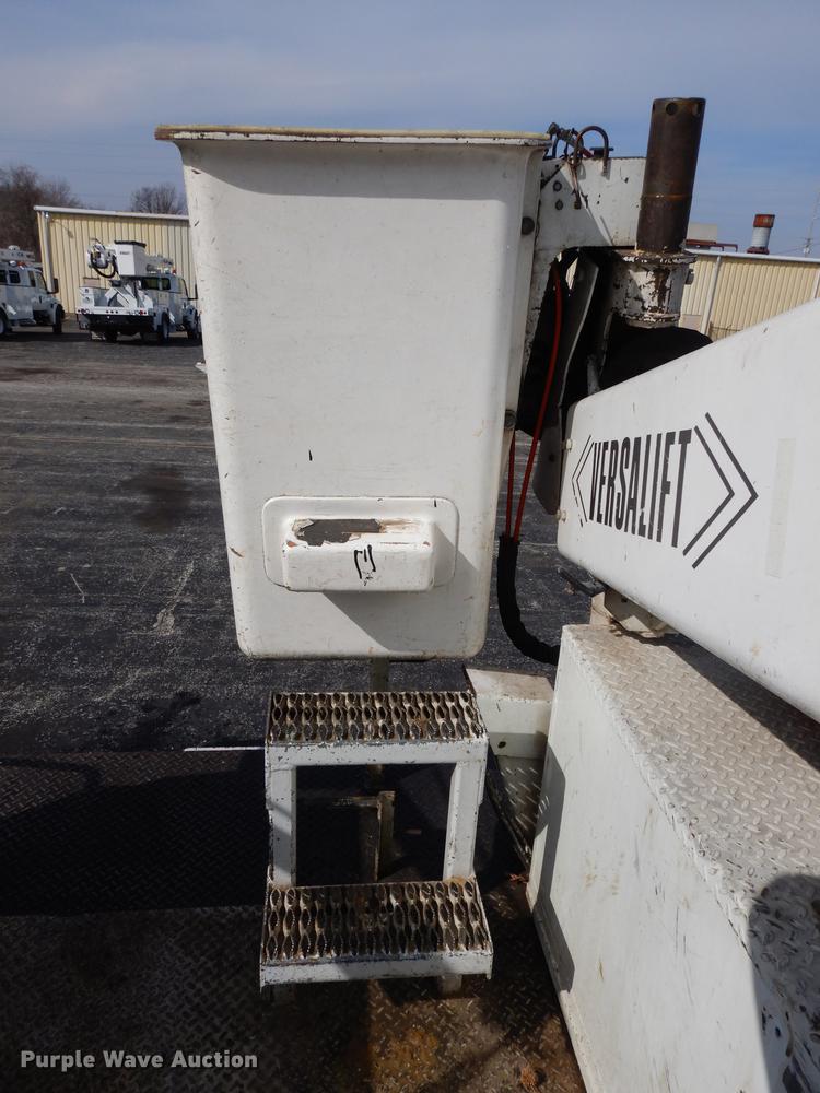 image for item DC8732 1998 International 4700 bucket truck