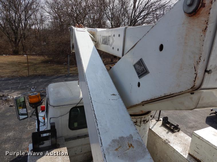 image for item DC8732 1998 International 4700 bucket truck