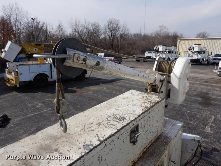 image for item DC8732 1998 International 4700 bucket truck