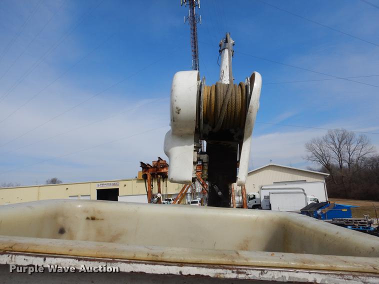 image for item DC8732 1998 International 4700 bucket truck