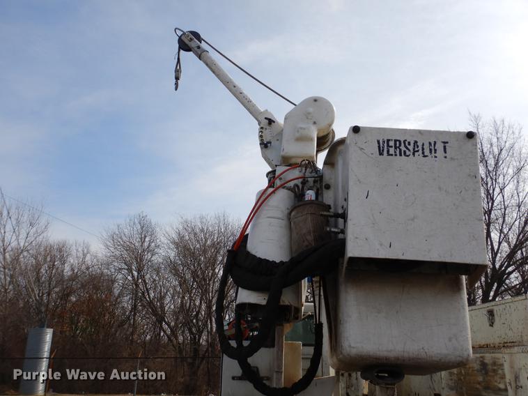 image for item DC8732 1998 International 4700 bucket truck