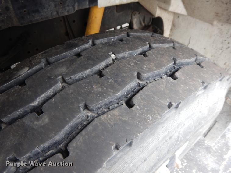 image for item DC8732 1998 International 4700 bucket truck