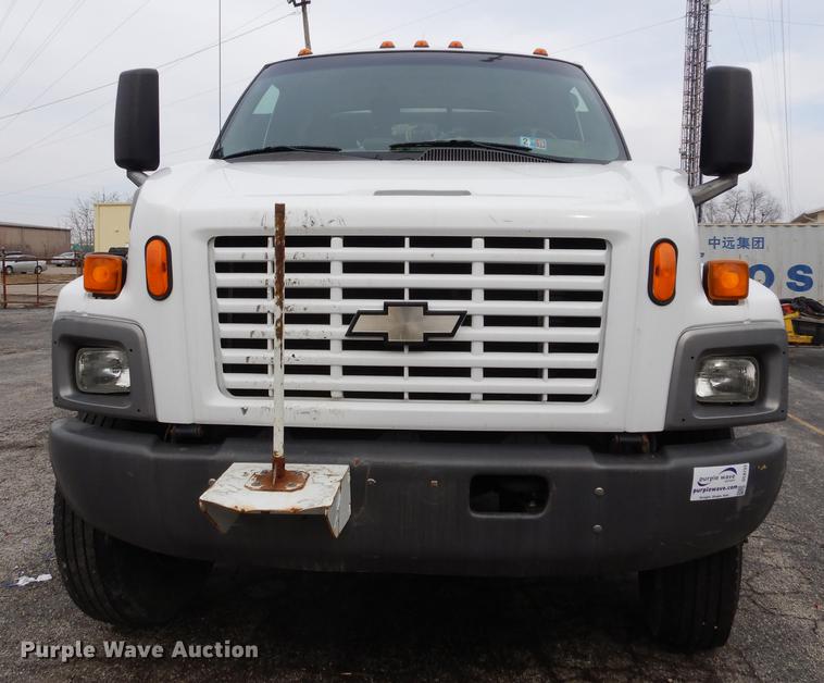 image for item DC8733 2005 Chevrolet C7500 flatbed truck