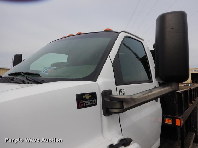 image for item DC8733 2005 Chevrolet C7500 flatbed truck
