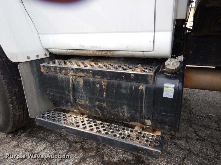 image for item DC8733 2005 Chevrolet C7500 flatbed truck