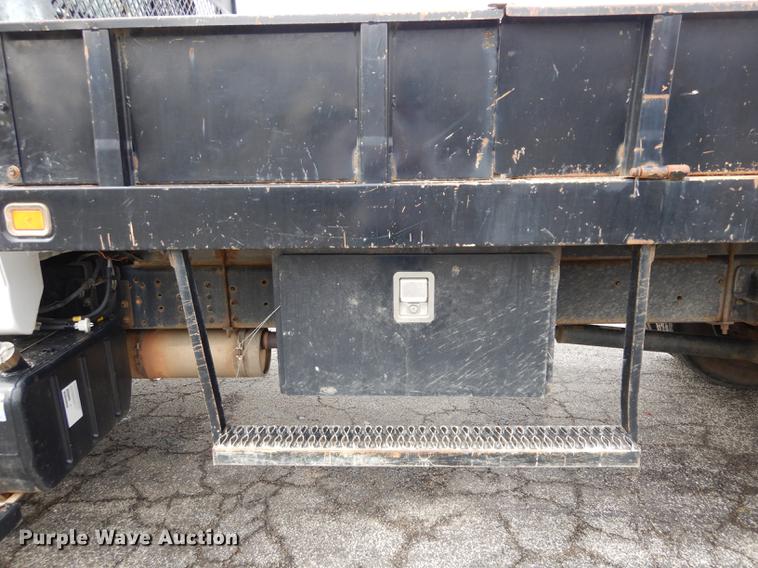 image for item DC8733 2005 Chevrolet C7500 flatbed truck