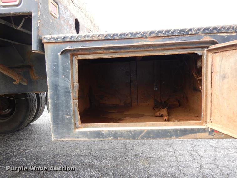 image for item DC8733 2005 Chevrolet C7500 flatbed truck