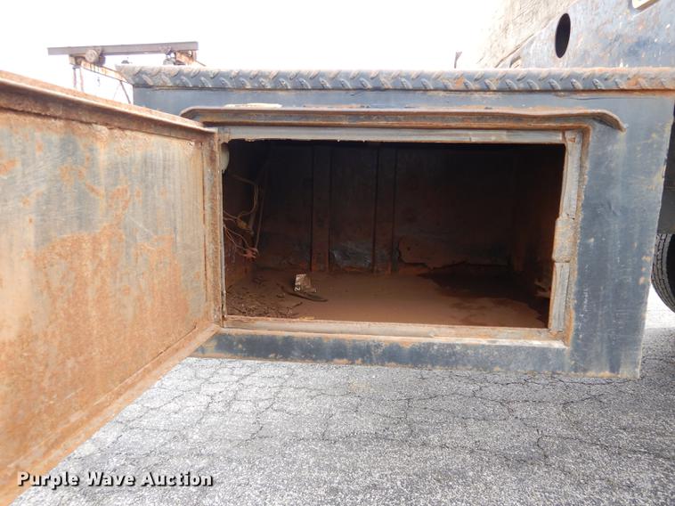 image for item DC8733 2005 Chevrolet C7500 flatbed truck