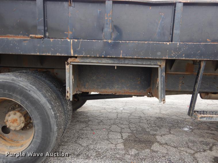 image for item DC8733 2005 Chevrolet C7500 flatbed truck