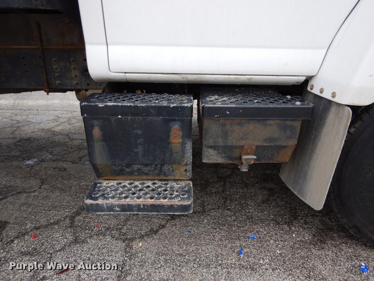 image for item DC8733 2005 Chevrolet C7500 flatbed truck