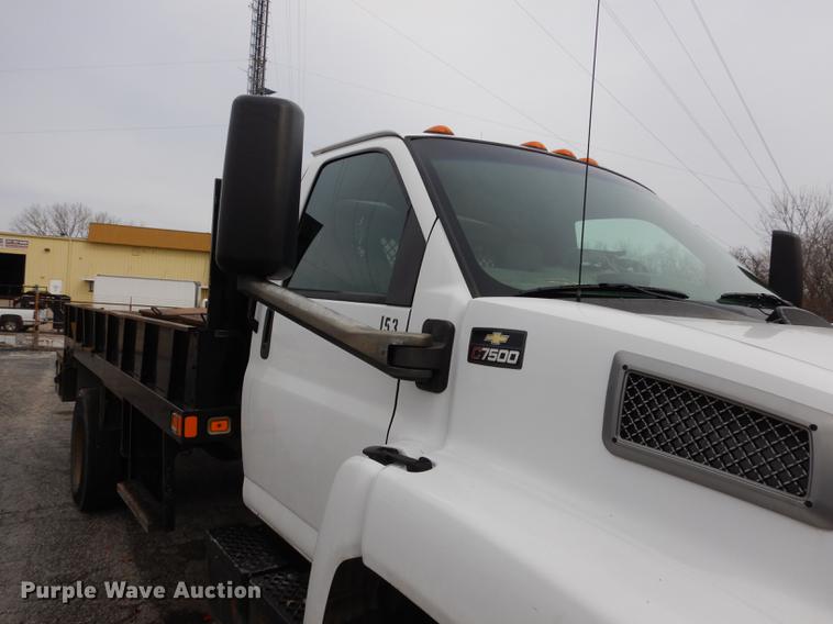image for item DC8733 2005 Chevrolet C7500 flatbed truck