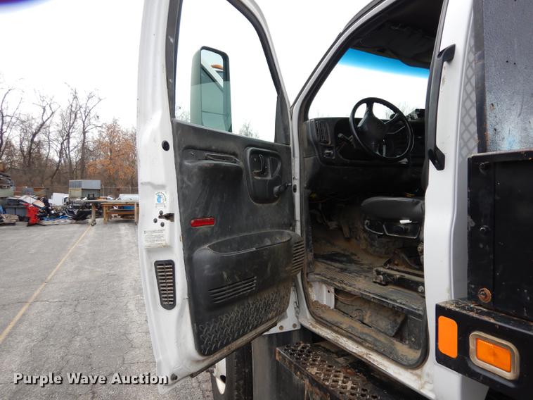 image for item DC8733 2005 Chevrolet C7500 flatbed truck