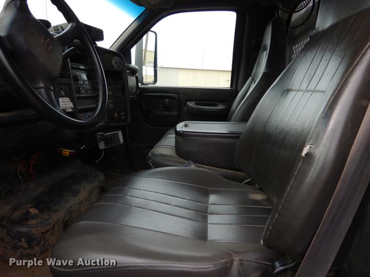 image for item DC8733 2005 Chevrolet C7500 flatbed truck