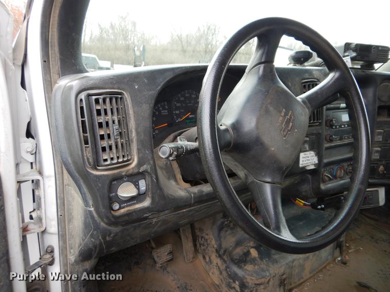 image for item DC8733 2005 Chevrolet C7500 flatbed truck