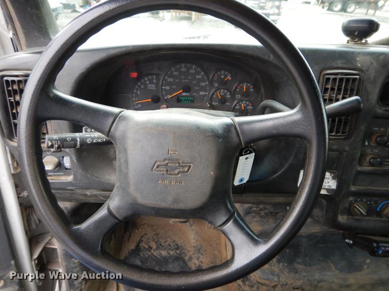 image for item DC8733 2005 Chevrolet C7500 flatbed truck