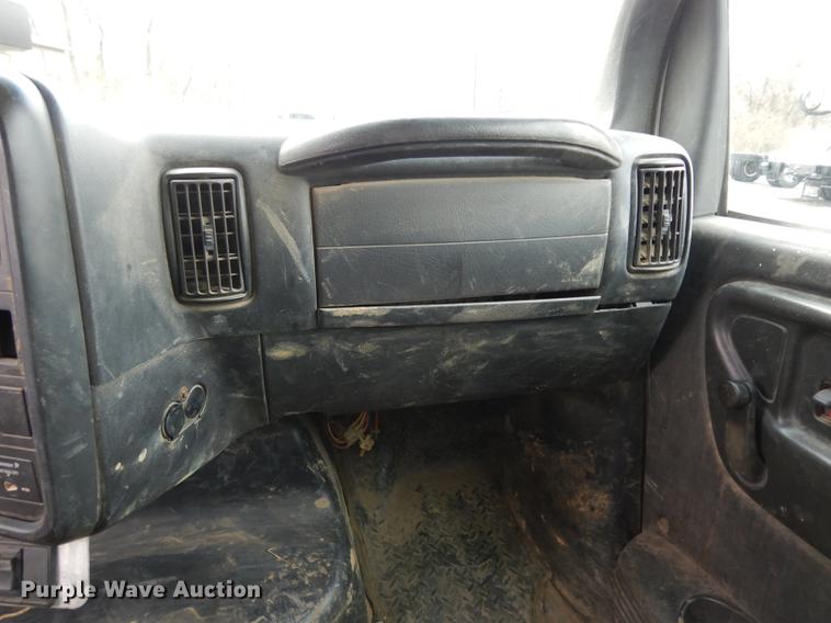 image for item DC8733 2005 Chevrolet C7500 flatbed truck