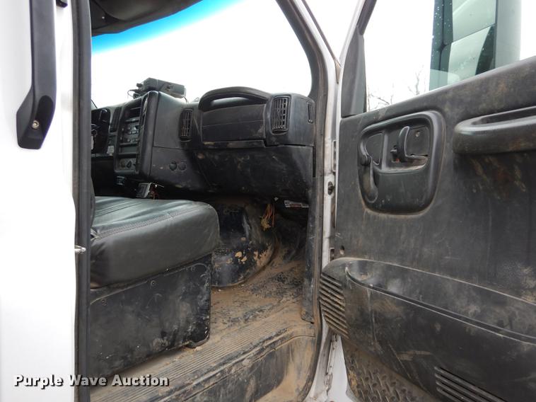 image for item DC8733 2005 Chevrolet C7500 flatbed truck