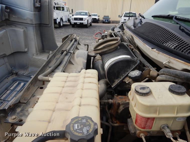 image for item DC8733 2005 Chevrolet C7500 flatbed truck