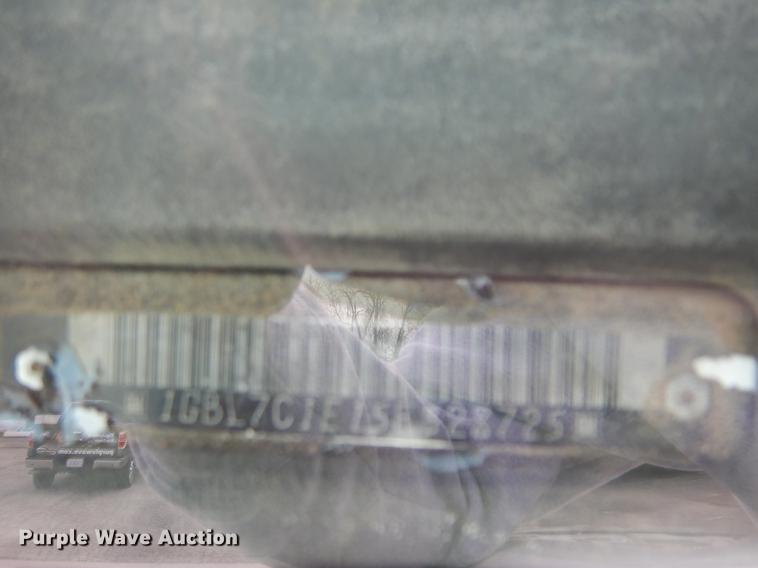 image for item DC8733 2005 Chevrolet C7500 flatbed truck