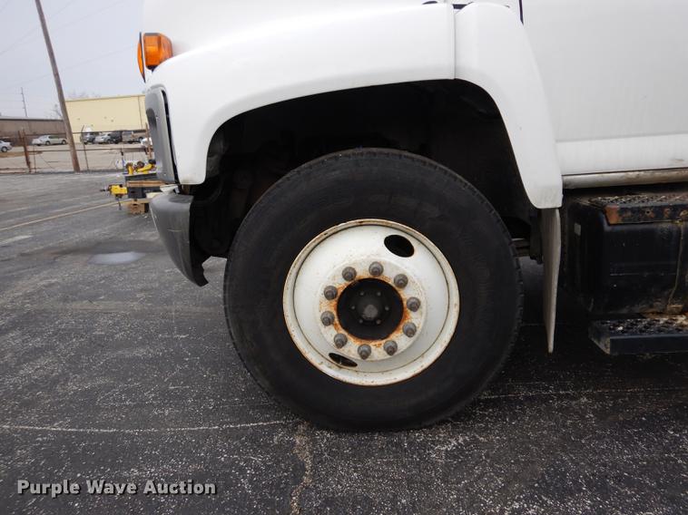 image for item DC8733 2005 Chevrolet C7500 flatbed truck