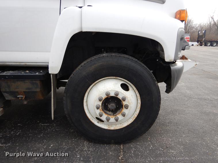 image for item DC8733 2005 Chevrolet C7500 flatbed truck