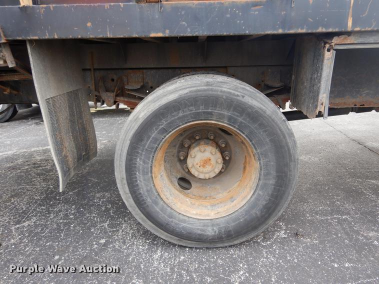 image for item DC8733 2005 Chevrolet C7500 flatbed truck