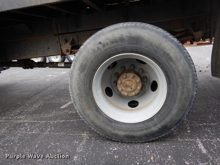 image for item DC8733 2005 Chevrolet C7500 flatbed truck