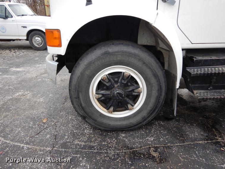 image for item DC8733 2005 Chevrolet C7500 flatbed truck