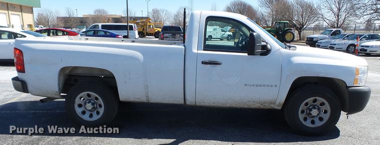 image for item DD2330 2007 Chevrolet Silverado 1500 pickup truck