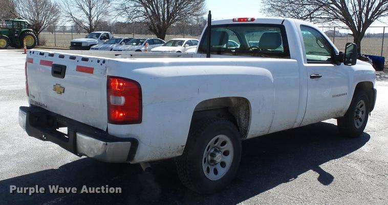 image for item DD2330 2007 Chevrolet Silverado 1500 pickup truck
