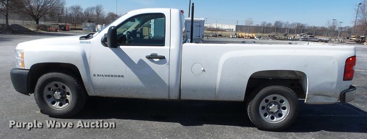 image for item DD2330 2007 Chevrolet Silverado 1500 pickup truck