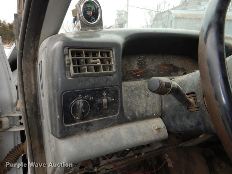 image for item DE0099 2002 Ford F350 Super Duty XL flatbed pickup truck