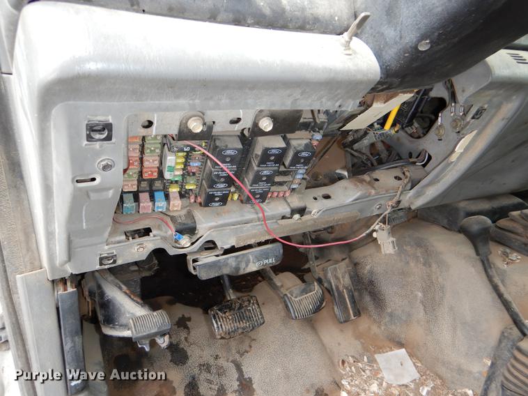 image for item DE0099 2002 Ford F350 Super Duty XL flatbed pickup truck