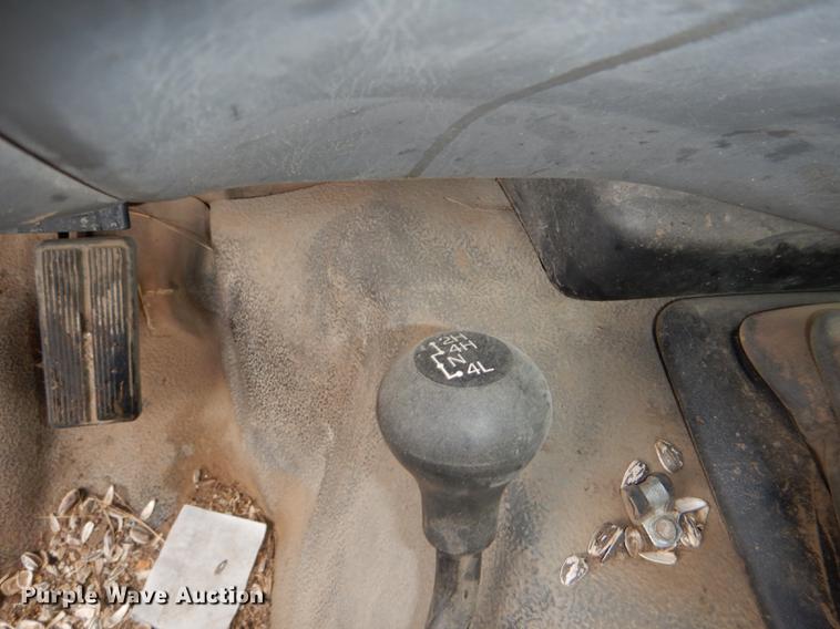 image for item DE0099 2002 Ford F350 Super Duty XL flatbed pickup truck