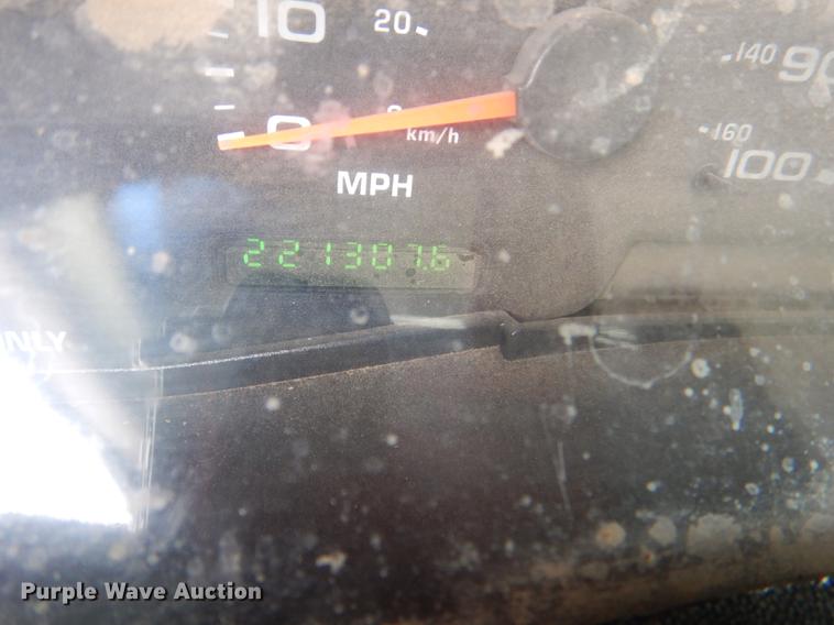 image for item DE0099 2002 Ford F350 Super Duty XL flatbed pickup truck