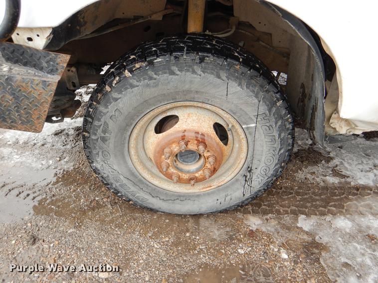 image for item DE0099 2002 Ford F350 Super Duty XL flatbed pickup truck