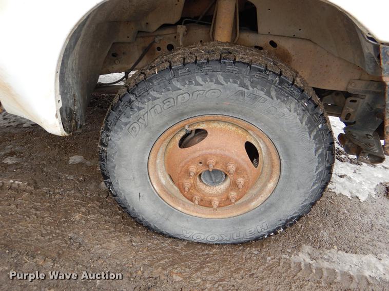 image for item DE0099 2002 Ford F350 Super Duty XL flatbed pickup truck