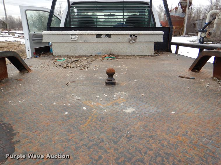 image for item DE0099 2002 Ford F350 Super Duty XL flatbed pickup truck