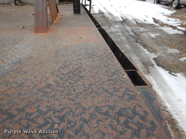 image for item DE0099 2002 Ford F350 Super Duty XL flatbed pickup truck