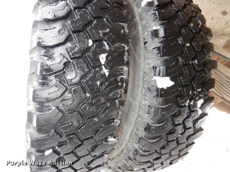 image for item DE0099 2002 Ford F350 Super Duty XL flatbed pickup truck